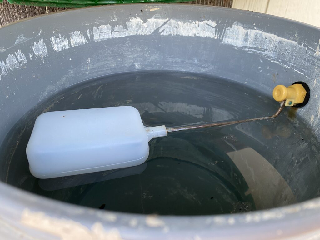 Floating valve at the top of a bucket